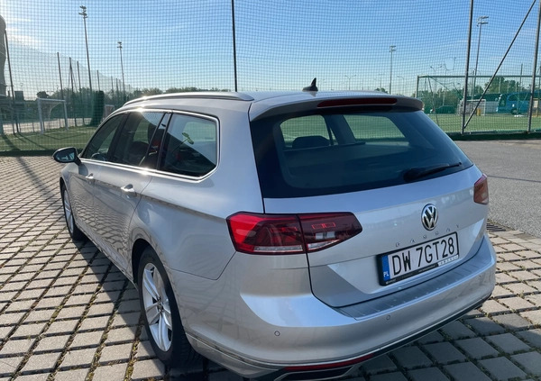 Volkswagen Passat cena 93500 przebieg: 92900, rok produkcji 2019 z Wrocław małe 121